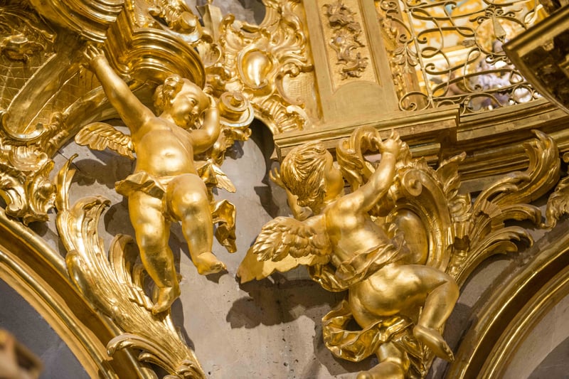 Detalle del retablo barroco dorado